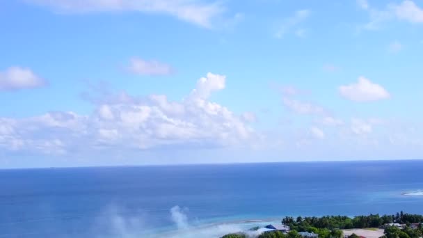 Panorama aéreo de relajante viaje a la playa de la isla por laguna de color turquesa y fondo de arena blanca — Vídeo de stock
