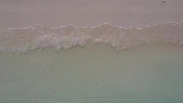 Textura aérea de drones del viaje de playa marina por laguna poco profunda y fondo de arena blanca — Vídeo de stock