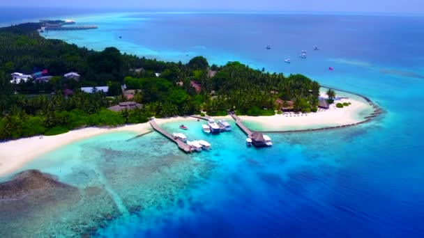 Panorama aéreo de Drone del viaje perfecto de la playa de la bahía por la laguna verde azul y el fondo arenoso blanco — Vídeo de stock