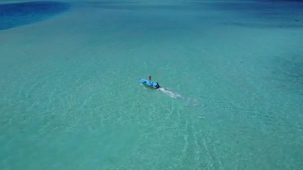 Resumo aéreo das férias na praia paradisíaca em mar raso com fundo arenoso branco — Vídeo de Stock