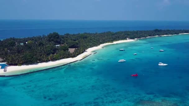 Luchtfoto uitzicht landschap van exotische kust strand vakantie door blauwe zee en witte zandachtergrond — Stockvideo