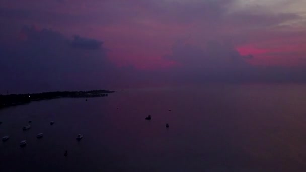 Drone panorama aereo di bella spiaggia turistica pausa dal mare turchese e sfondo di sabbia bianca — Video Stock