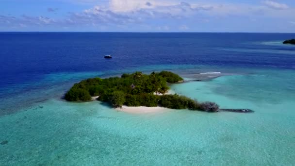 Viagem de drone aéreo da idílica praia turística vida selvagem por água azul-turquesa e fundo de areia branca — Vídeo de Stock