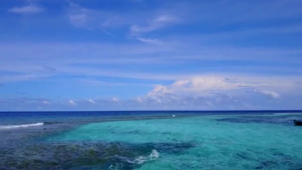 Drohnentourismus des perfekten Resorts Strandausflug durch blaues Meer mit weißem Sand Hintergrund — Stockvideo