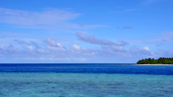 Letecké drone panorama idylické laguny výlet na pláž po modrém oceánu a bílém písečném pozadí — Stock video