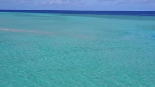 Vzdušné drone textura mořského zálivu pláž životní styl podle modré laguny a bílé písečné pozadí — Stock video