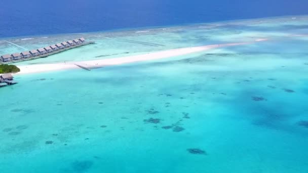 Воздушный туризм беспилотных летательных аппаратов роскошного пляжного отдыха на бирюзовом океане и белом песчаном фоне — стоковое видео
