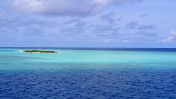 Paisaje marino aéreo de idílica isla playa romper por azul verde mar con fondo de arena blanca — Vídeo de stock