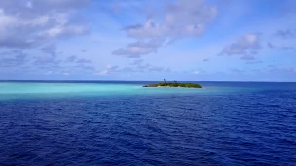 Panorama drone aereo di bella vacanza spiaggia baia da mare limpido con sfondo di sabbia bianca — Video Stock