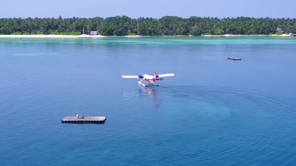 Воздушный беспилотник пейзаж идиллического пляжного отдыха на берегу залива у аква-голубой лагуны на белом песчаном фоне — стоковое видео