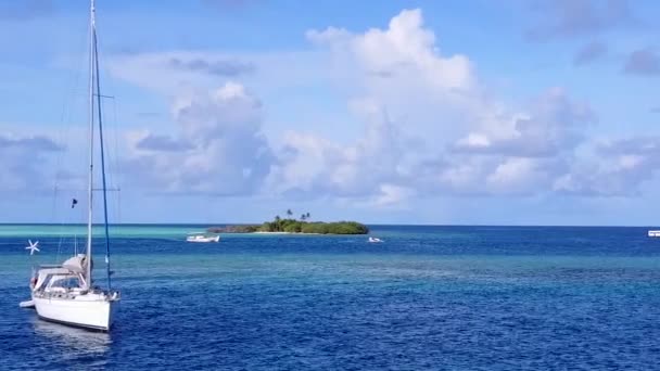 Drone τουρισμός της όμορφης τουριστικής παραλίας ταξίδι από καθαρή θάλασσα και λευκή άμμο φόντο — Αρχείο Βίντεο
