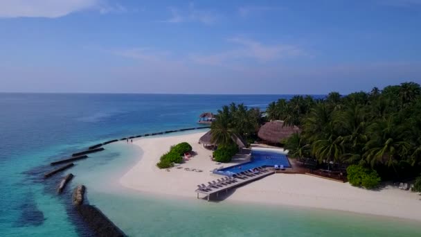 Aereo drone turismo del paradiso turistico spiaggia avventura da acque poco profonde e sabbia pulita sfondo — Video Stock