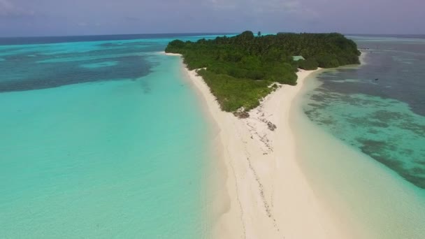 Drón légi turizmus tengeri üdülőhely tengerparti nyaralás kék víz fényes homokos háttér — Stock videók