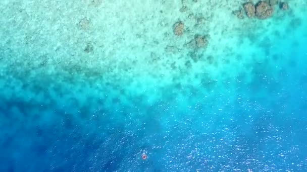 Воздушный ландшафт с прекрасным видом на море время на мелководье и белый песок фон — стоковое видео