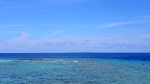 Ciel aérien de drone de vacances tranquilles à la plage de baie par l'eau bleue aqueuse avec un fond sablonneux brillant — Video