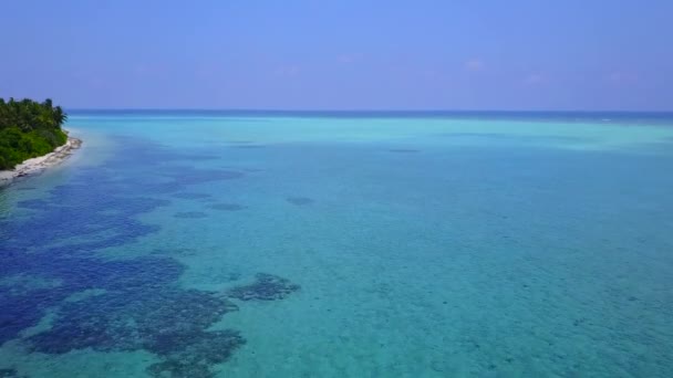 Luchtfoto drone natuur van prachtige kust strand reis door turquoise lagune en wit zand achtergrond — Stockvideo