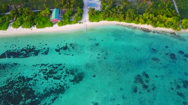 Vista aérea paisagem marítima de luxo vista mar viagem de praia por aqua lagoa azul com fundo arenoso brilhante — Vídeo de Stock