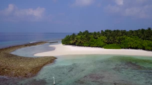 Dron pohled krajina ráje moře pohled pláž cesta průhlednou vodou s bílým písečným pozadím — Stock video