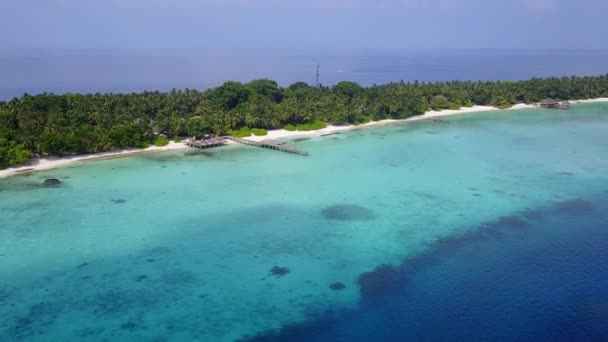 Aereo drone paesaggio di spiaggia tranquilla riva tempo da blu oceano verde con sfondo di sabbia bianca — Video Stock