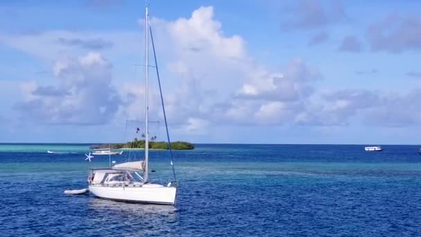 Αεροφωτογραφία του τουρισμού του όμορφου νησιού παραλία τρόπο ζωής από μπλε νερά και λευκό αμμώδη φόντο — Αρχείο Βίντεο