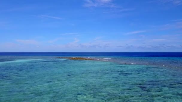 Lautan drone udara petualangan pantai pulau eksotis oleh laut dangkal dan latar belakang berpasir putih — Stok Video