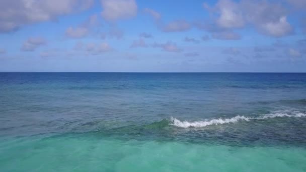 Podróż z lotu ptaka relaksująca plaża morska rejs przez błękitną wodę i białe, piaszczyste tło — Wideo stockowe