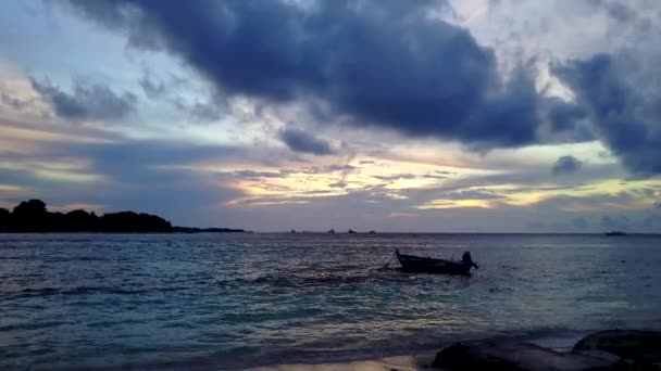 Drone nature de détente île plage vacances par lagon bleu et fond sablonneux blanc — Video