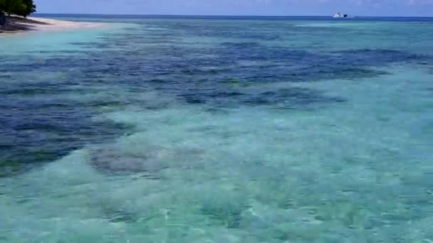 Vista aerea cielo di lusso turistico viaggio spiaggia dal mare blu e sfondo sabbioso luminoso — Video Stock