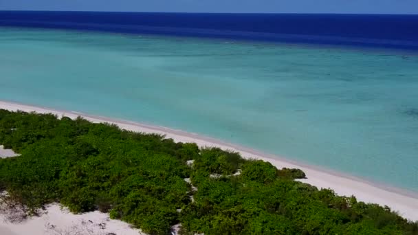 Légi kilátás panoráma paradicsomi üdülőhely strand életmód kék zöld tenger fehér homok háttér — Stock videók