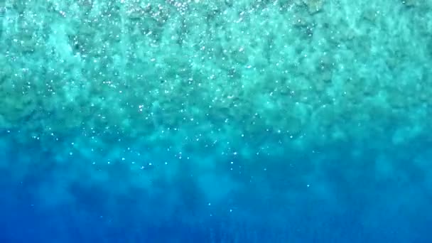 Drone paysage marin aérien de belles vacances à la plage station balnéaire par mer transparente avec fond de sable blanc — Video