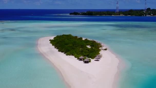Drone antenn natur vackra strand äventyr av turkos hav och vit sand bakgrund — Stockvideo