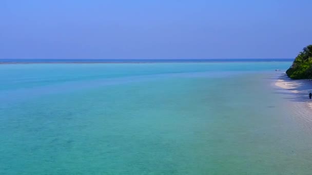 Panorama aérien de temps de plage touristique relaxant par l'océan bleu avec fond de sable propre — Video