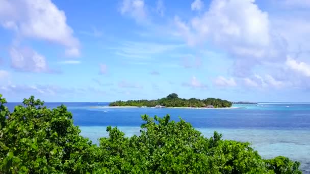 Veduta aerea paesaggio di lussuoso viaggio spiaggia riva da acqua blu con sfondo di sabbia bianca — Video Stock
