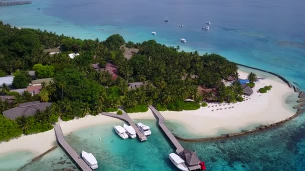 Εναέρια drone πανόραμα του τέλειου χρόνου παραλία ακτή από μπλε πράσινο ωκεανό με φωτεινό φόντο άμμο — Αρχείο Βίντεο