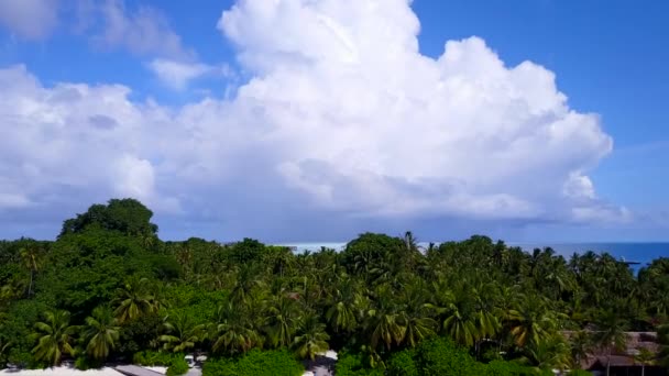 Paesaggio aereo di bella vacanza al mare isola da laguna turchese con sfondo di sabbia bianca — Video Stock