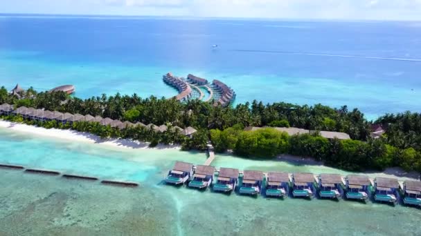 Drone vista cielo de idílico viaje de playa de bahía por laguna azul y fondo arenoso brillante — Vídeos de Stock