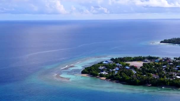 Drone άποψη φύση του όμορφου τρόπου ζωής παραλία νησί με σαφή λιμνοθάλασσα και λευκό αμμώδη φόντο — Αρχείο Βίντεο