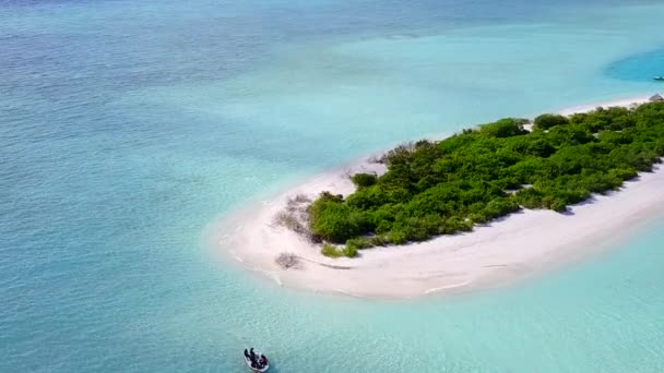 Drone lucht van tropische kust strand reis door blauwe lagune met wit zand achtergrond — Stockvideo
