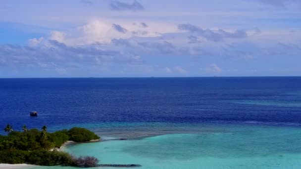 Panorama udara dari petualangan pantai pulau tropis oleh laut hijau biru dengan latar belakang berpasir putih — Stok Video
