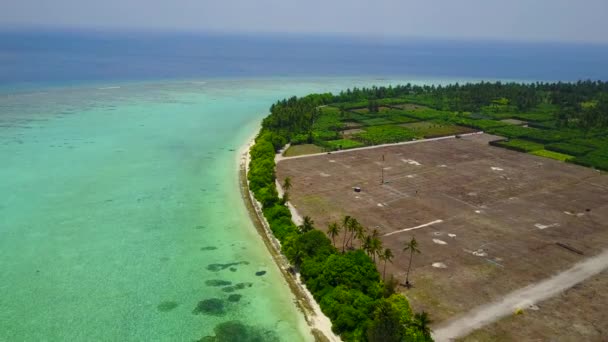 Luftaufnahme Landschaft der Paradiesinsel Strandreise durch flache Lagune und weißen Sandhintergrund — Stockvideo