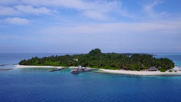 Struttura vista aerea di bella vacanza spiaggia riva dal mare verde blu con sfondo di sabbia bianca — Video Stock
