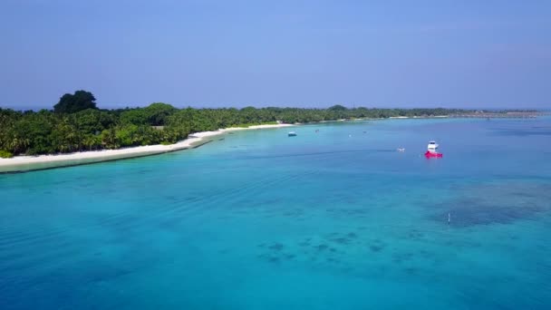 Aereo drone scenario di perfetta vista mare viaggio in spiaggia da acqua blu oceano e sabbia bianca sfondo — Video Stock
