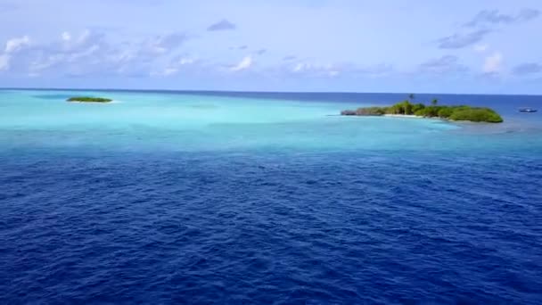 Drone krajobraz morski rajskiego kurortu beach break przez niebieską wodę i białe piaszczyste tło — Wideo stockowe