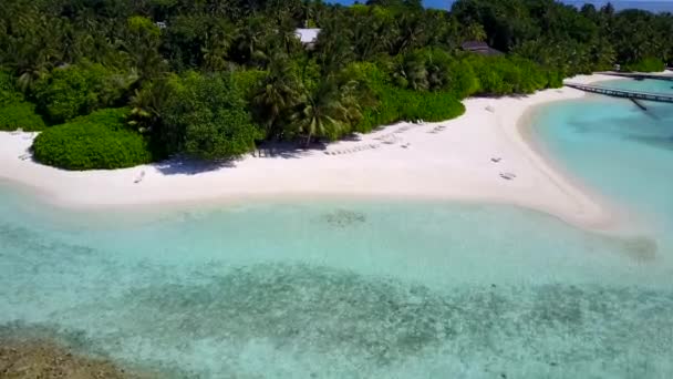 Drone textura aérea de costa tranquila viaje de playa por el agua verde azul y fondo de arena blanca — Vídeo de stock