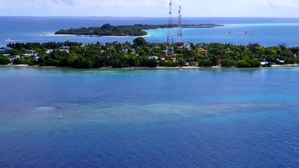 青い緑色の水と白い砂浜の背景による熱帯の海の景色のビーチライフスタイルのドローン観光 — ストック動画