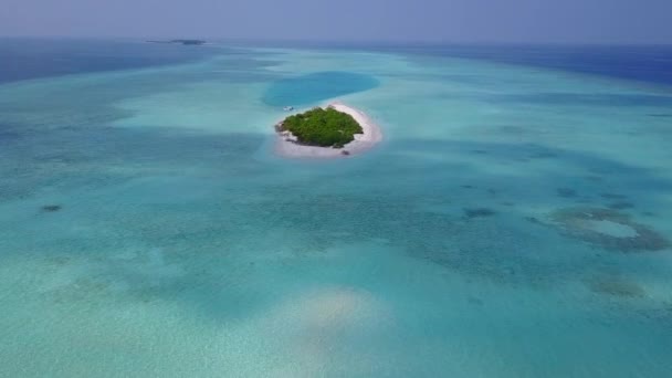 Воздушное беспилотное небо экзотического туристического морского путешествия по морю с белым песком на фоне — стоковое видео