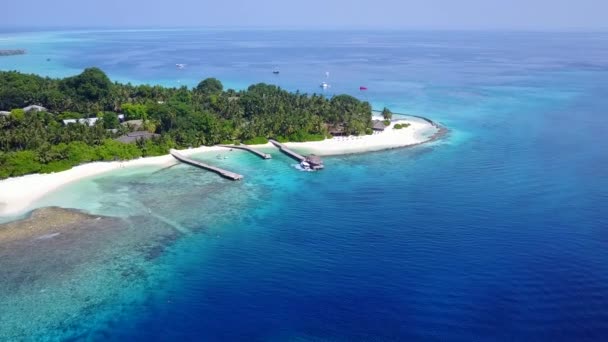 Mavi su ve beyaz kumlu arka planda güzel bir turist plajı gezisinin insansız hava aracı yolculuğu. — Stok video