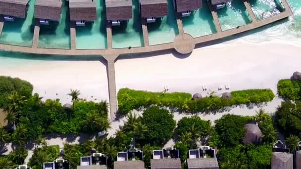 Drohnentourismus von Meeresküsten Strandurlaub durch klaren Ozean mit weißem Sandhintergrund — Stockvideo