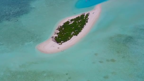 浅水清沙背景下田园诗度假海滩生活方式的空中无人飞行特性 — 图库视频影像