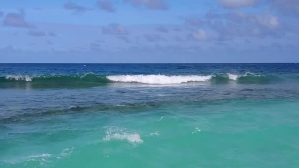 Dron letecké cestování luxusní laguny pláž cesta modrým oceánem a bílým pískem pozadí — Stock video